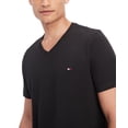 thumbnail image 3 of Camiseta Tommy Hilfiger Core Flag con cuello en V para Hombre - Negra, 3 of 4