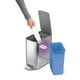 thumbnail image 3 of Bote de basura Simplehuman para baño pequeño, 5 l/1.3 galones, acero inoxidable, 3 of 8