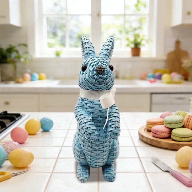 Figura Decorativa de Conejo de Pascua de Resina con Efecto Ratán Tejido y Detalle de Lazo.