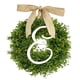 thumbnail image 1 of Xihbxyly Corona de Hojas Verdes, Guirnalda con Alfabeto de 26 Letras, Lazo de Hojas Artificiales, Decoración Versátil para El Hogar y El Jardín, Sofá, Cafetería, Biblioteca, Fiestas, 36 X 36 Cm., 1 of 2