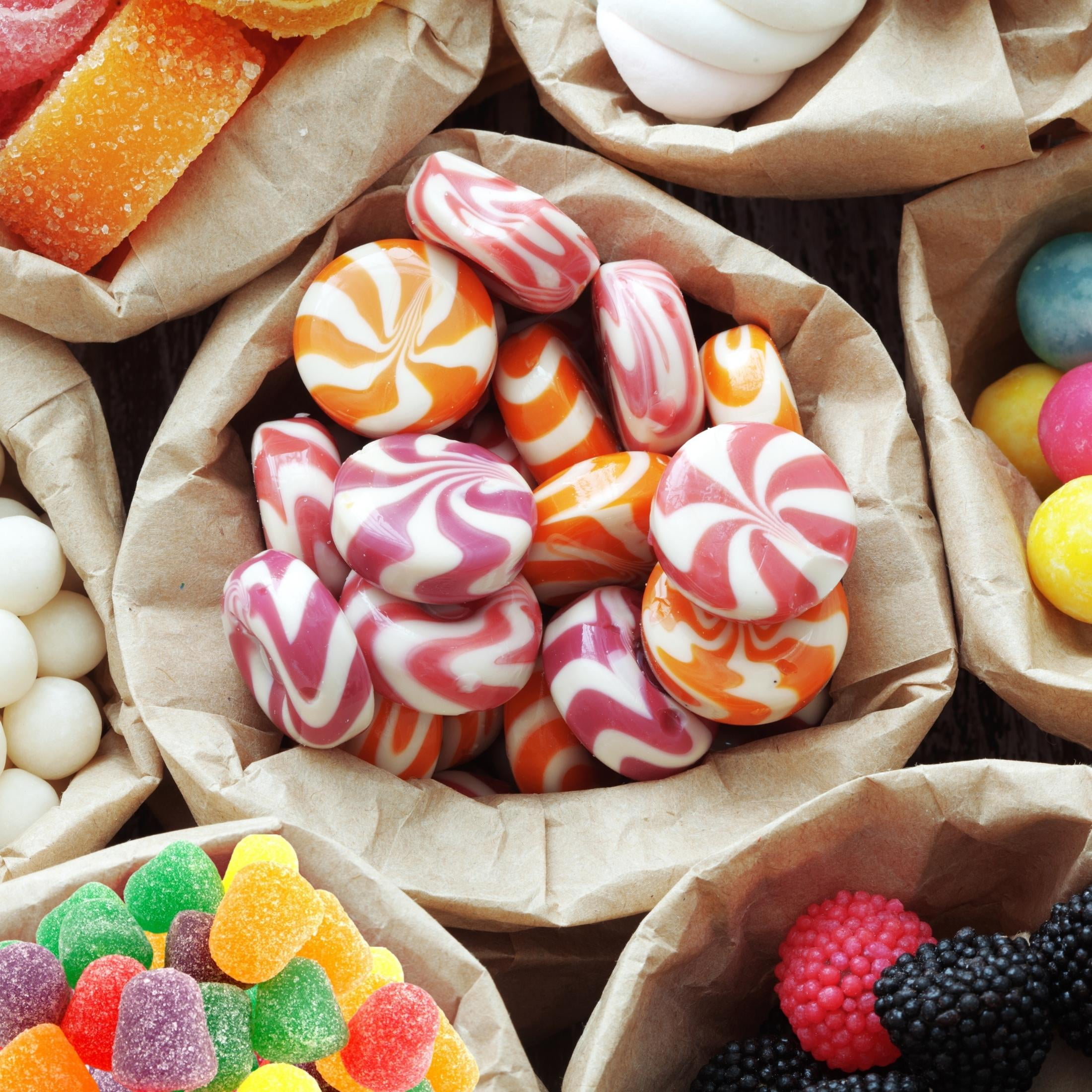 Сладкий отнести. Конфеты леденцы. Сладости на белом фоне. Gomitas. Вредные продукты.