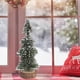 thumbnail image 1 of Mini árbol de Navidad con nieve | Decoración navideña para mesa y ventana | Cedro artificial con base de madera | Decoración festiva de 21 cm, 1 of 6