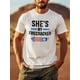thumbnail image 1 of Camiseta gráfica "She's My Firecracker" para hombre - 100 % algodón, transpirable y cómoda - Camiseta informal de verano con estampado patriótico - Camisetas de ocio, 1 of 4