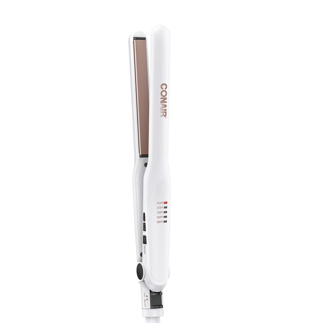 plancha doble de cerámica Conair Flat Iron de 1,3 cm de ancho multicolor, vista 3/4 vertical con placas de cerámica rosa dorado de 0.5 pulg (1,3 cm), cuerpo blanco con logo Conair y panel con cinco indicadores de calor hasta 410 °F, control de encendido y bisagra; fondo blanco, ideal para peinar cabello corto, pixie y flequillos; también suele usarse para definir puntas en cabello fino durante viajes.