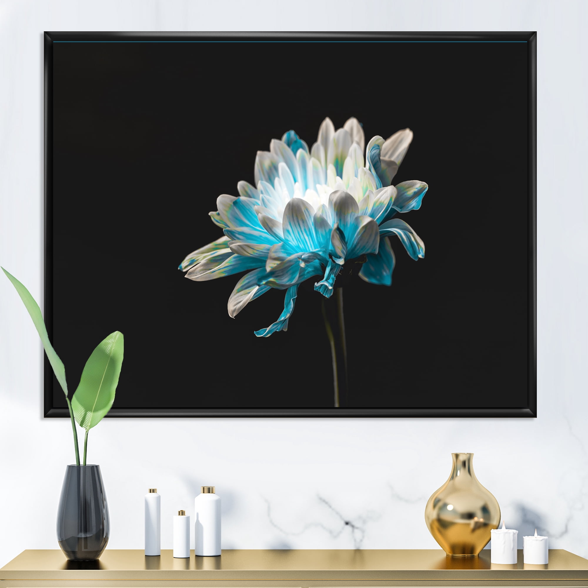 Designart 'Close Up Of White and Pure Blue Daisy Flower I' Traditional Framed Canvas Wall Art Print
