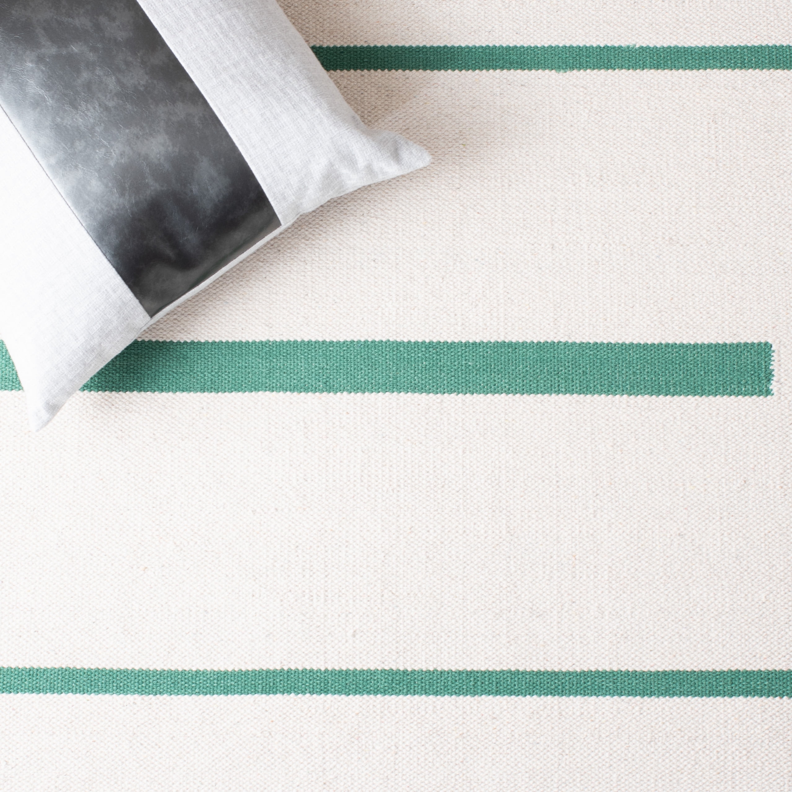 SAFAVIEH Montauk Oswald Geometric Striped Cotton Area Rug, Ivory/Dark Green, 6' x 6' Round