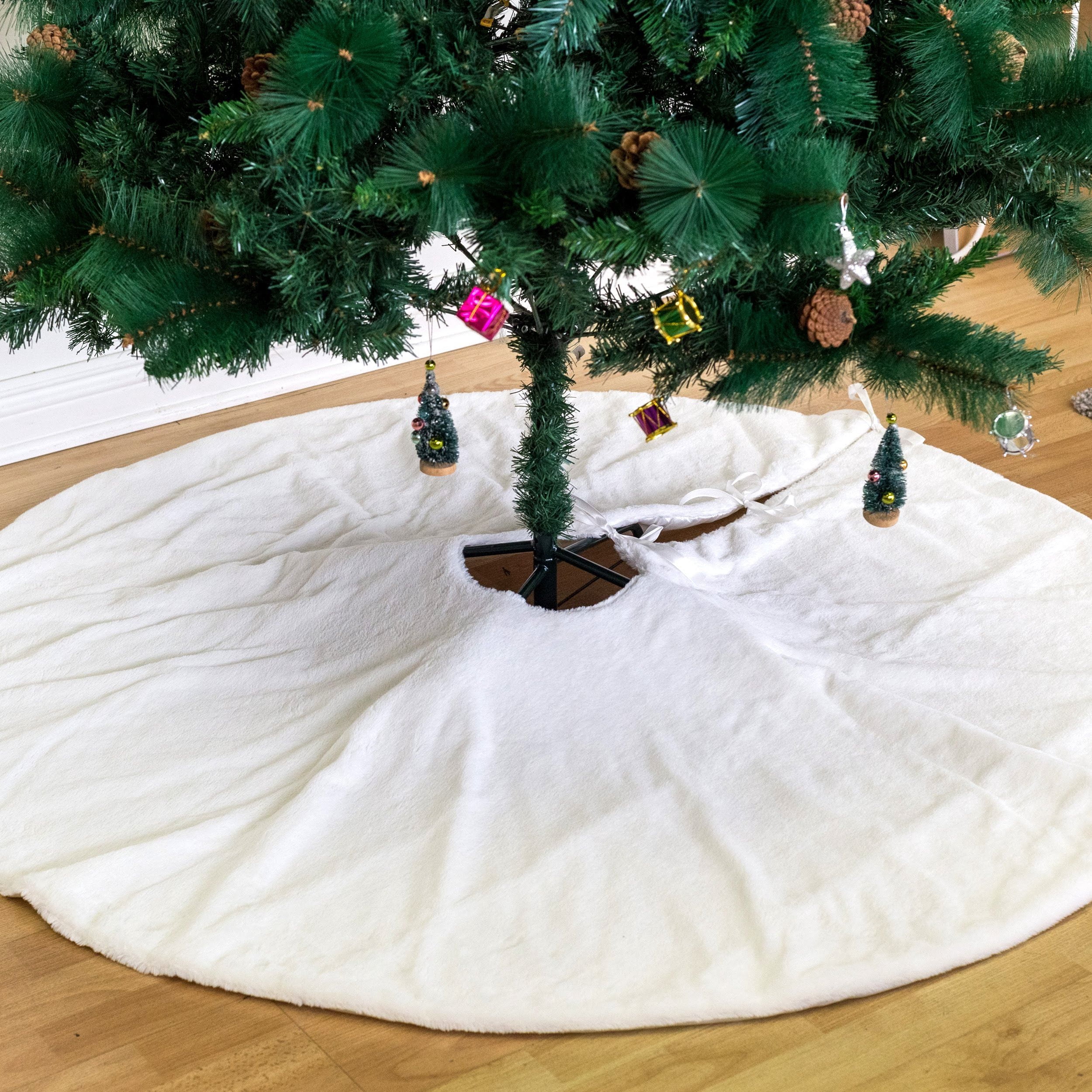 Rumius 55 in. White Christmas Tree Skirt