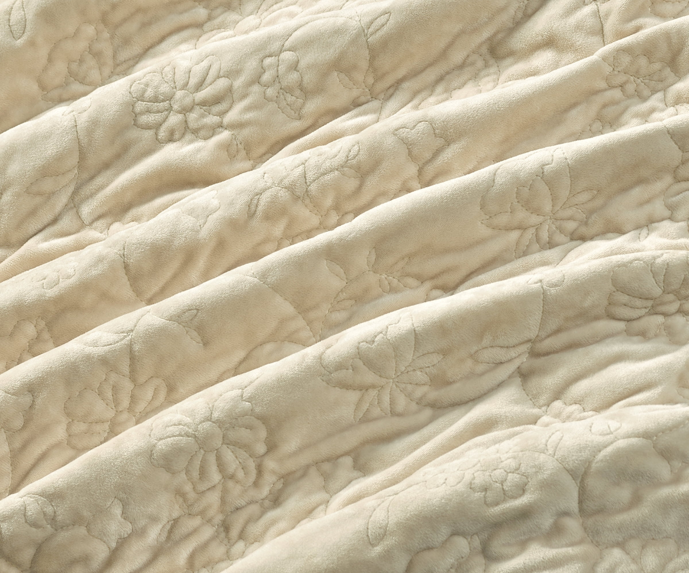 The Pioneer Woman Eloise Floral Velvet Quilt, Full/Queen, Beige Bedding