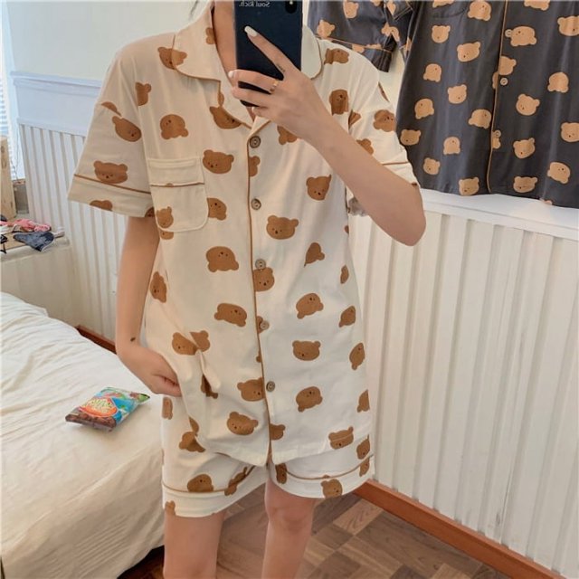 Pijama de dibujos animados para mujer, conjunto de verano con pantalones cortos de manga corta y cuello alto con diseño de oso de fresa