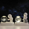 thumbnail image 4 of Bola de cristal tallada con luz de noche con forma de astronauta y base luminosa para estudiantes y amigos, 4 of 6