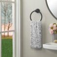 thumbnail image 4 of Juego de Toallas de Mano de Jacquard Floral, Gris, 2 Unidades, 4 of 7