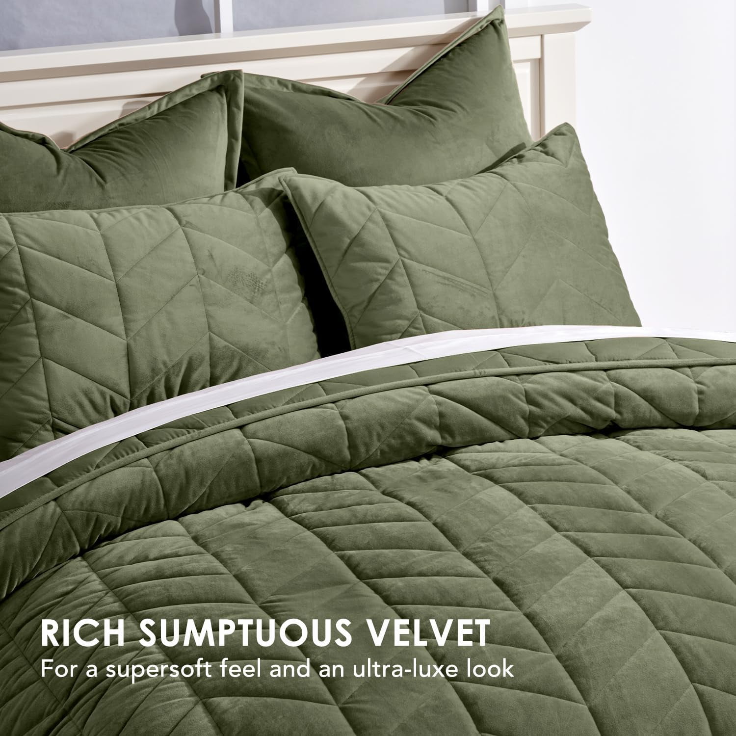 EVERGRACE 3 Pieces Luxurious Queen Velvet Quilts, Ultra Soft Lightweight Velvet Comforter Set, Matelasse Oversized Bedspread Coverlet for All Season with 2 Shams, Olive Green, 92''x96''