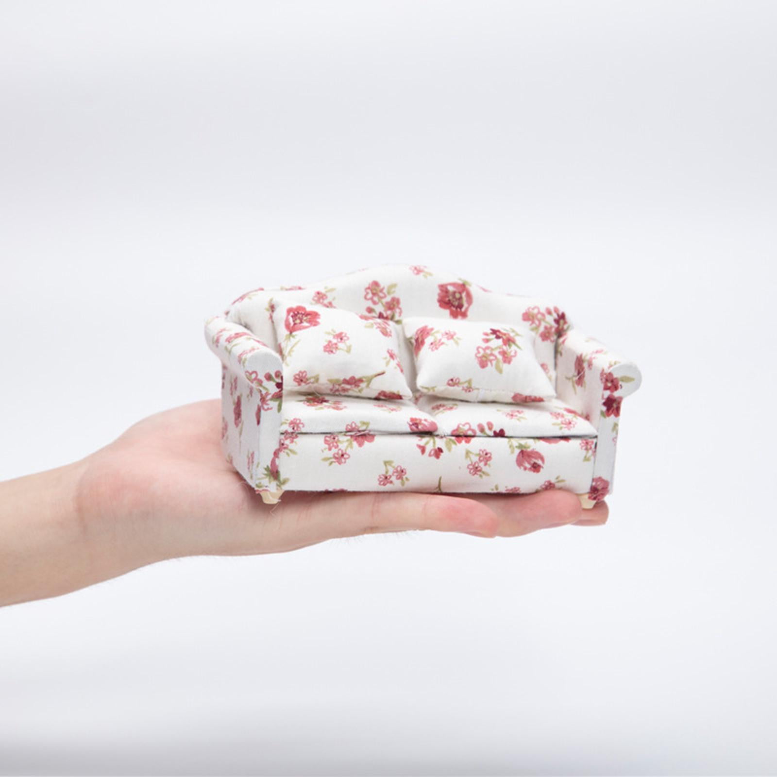 Canapé Miniature 1:12 Pour Maison De Poupée – Tissu Floral, Coussins Inclus – Modèle De Mobilier 8,2 Cm – Cadeau Décoratif