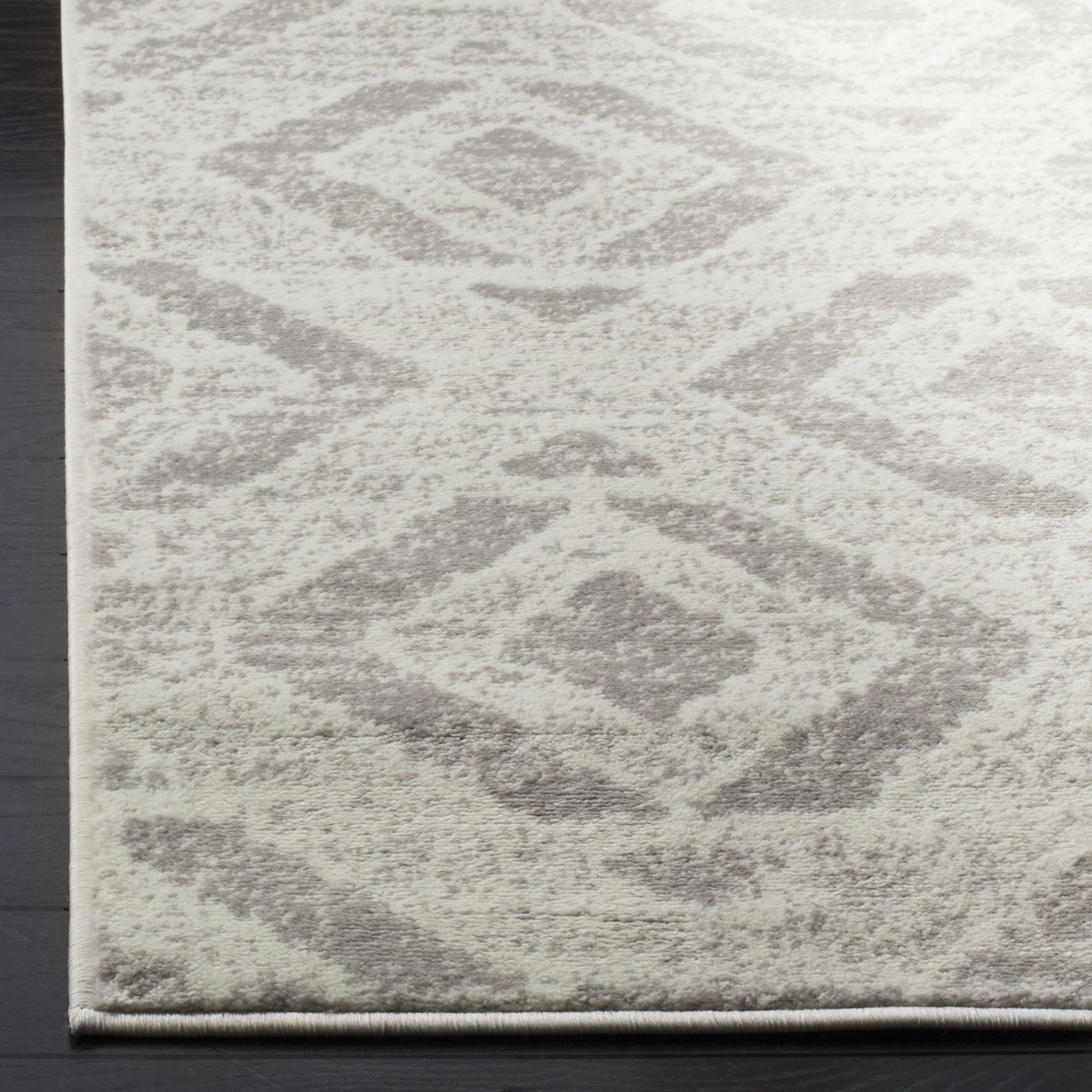 SAFAVIEH Skyler Salim Geometric Area Rug, Ivory/Grey, 6'7" x 6'7" Square