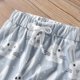 thumbnail image 4 of Conjunto de tres piezas para recién nacido: mono de manga corta con estampado de letras, pantalón con cordón y gorro anudado., 4 of 8