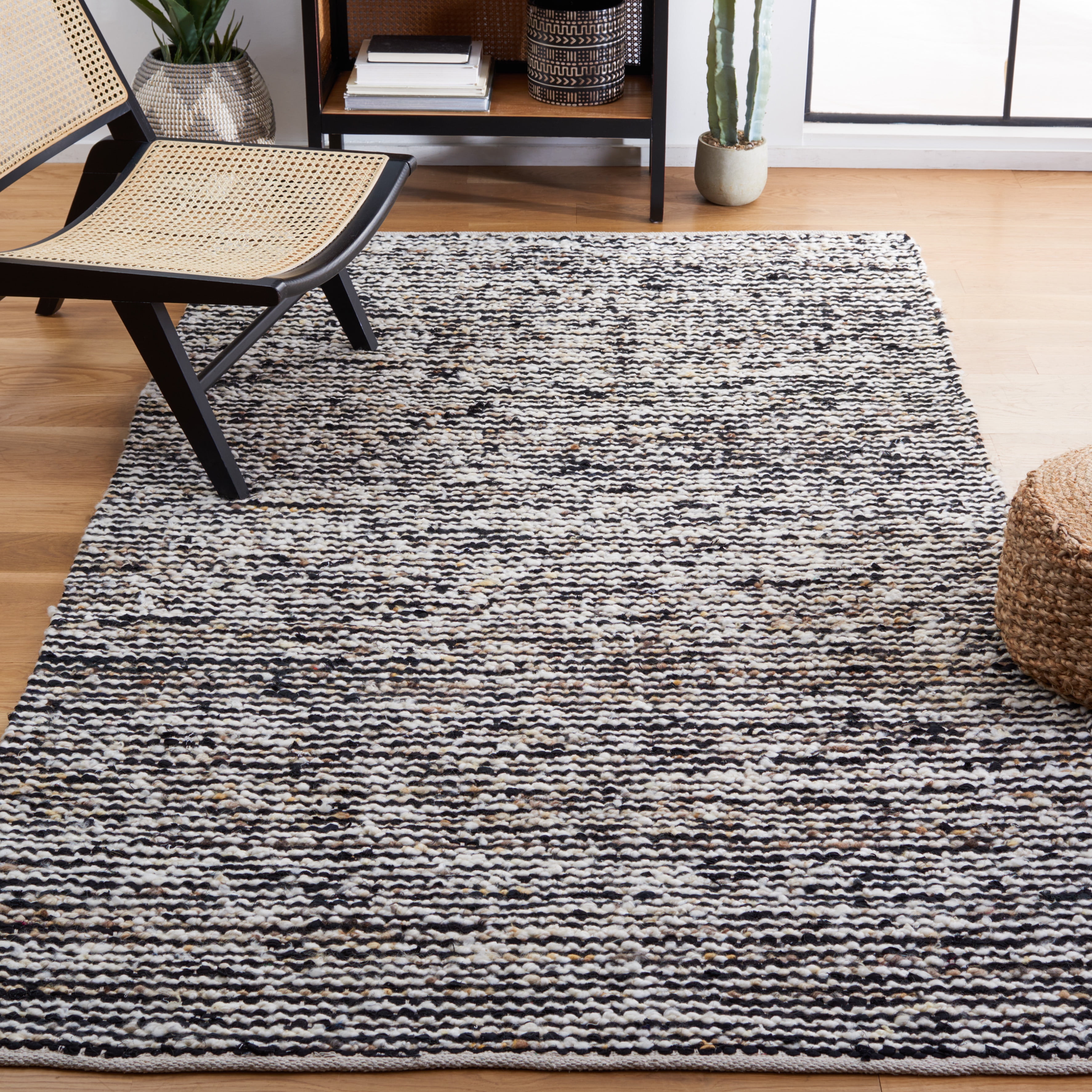 SAFAVIEH Natura Stephen Distressed Area Rug, Black/Ivory, 4' x 6'