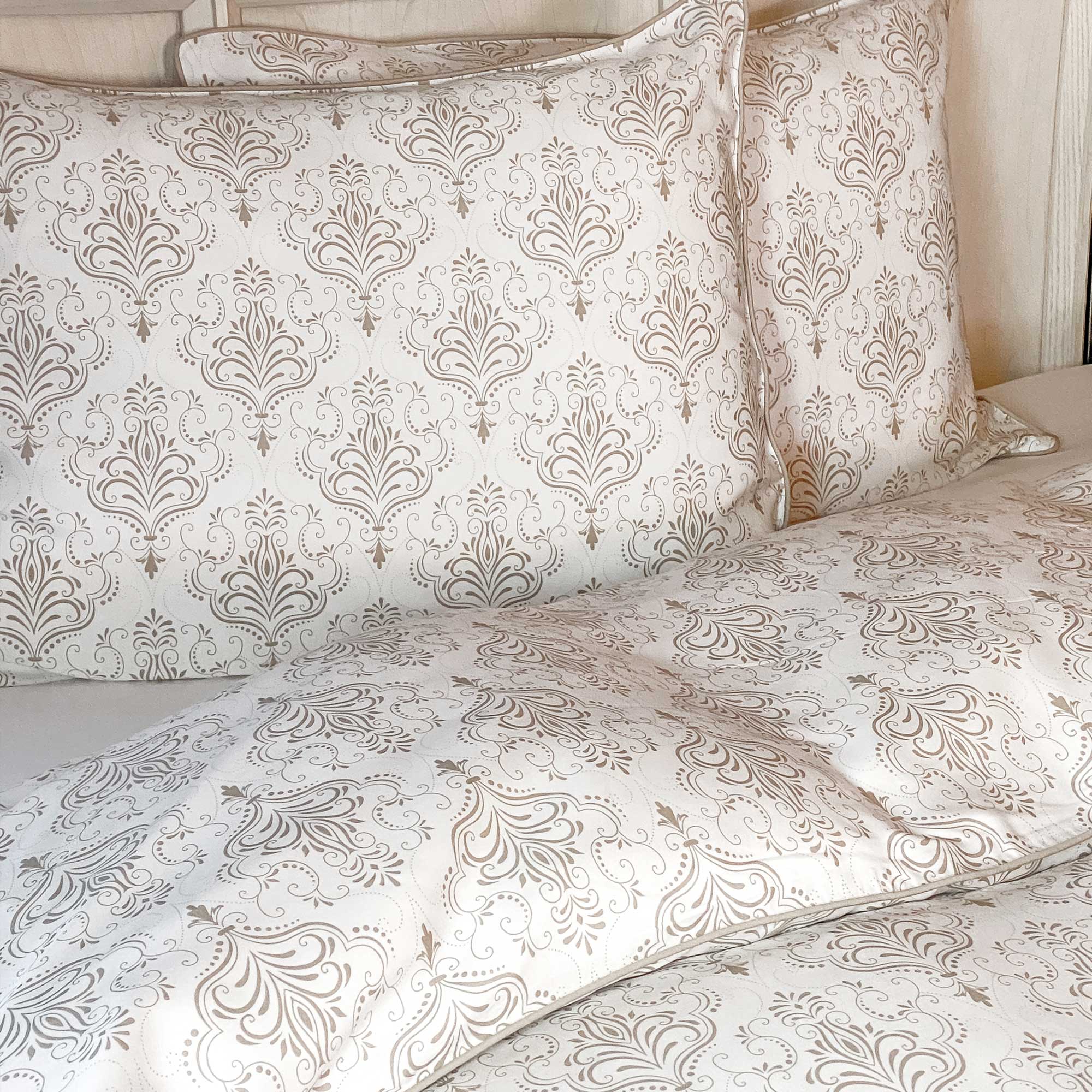 BedVoyage Queen Size Duvet Cover Set, Luxury 100% Viscose Derived from Bamboo, with 2 Standard Shams, Button Closure/Corner Ties, Silky-Soft, Lightweight & Cooling, 92x96, Full/Queen – Damask