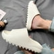 thumbnail image 2 of Comwarm 2024, zapatillas de verano para hombre, sandalias de plataforma para interior del hogar con fondo suave, zapatos de playa a la moda, toboganes de baño antideslizantes para parejas, 2 of 7