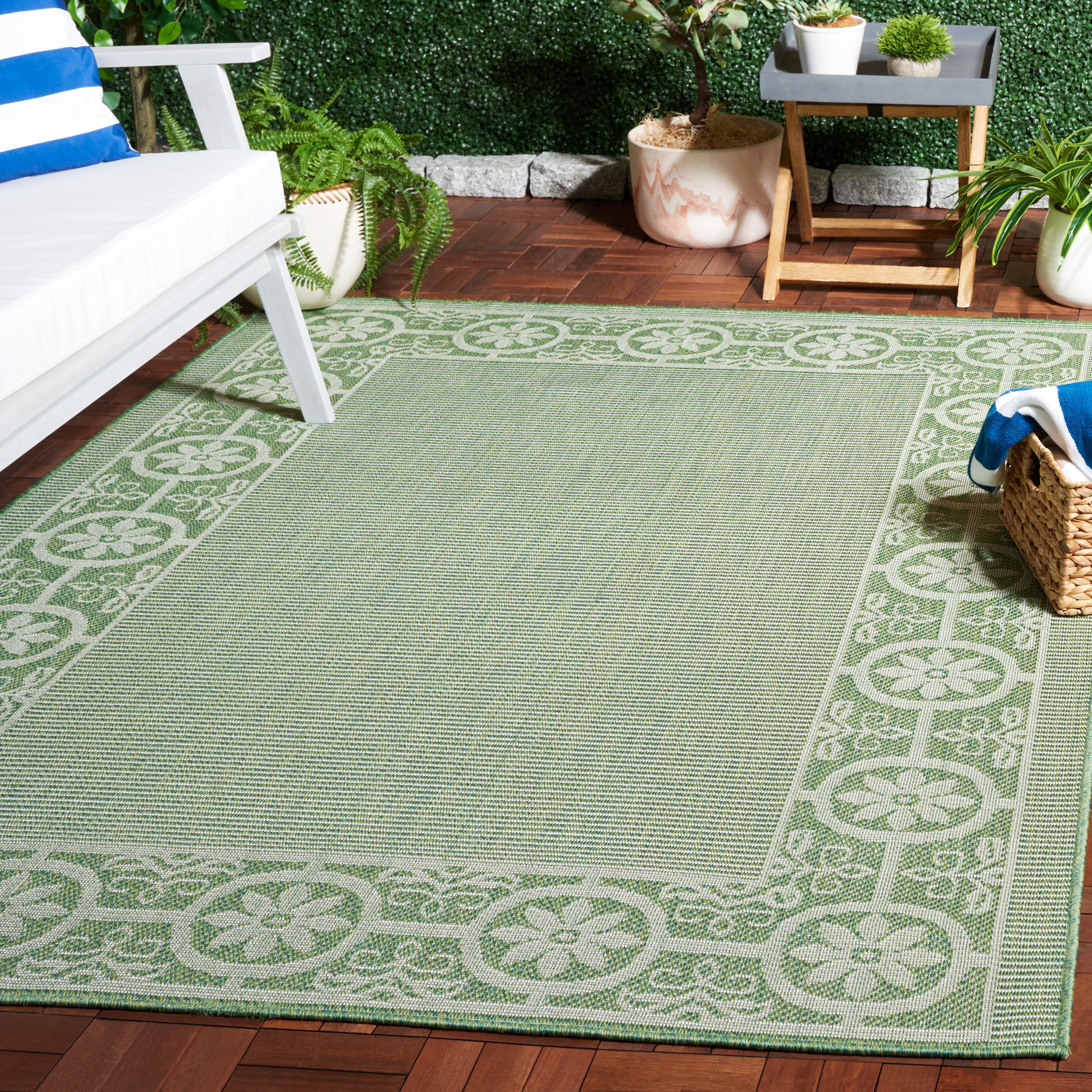 SAFAVIEH Machine Washable Rug Indoor/Outdoor Bermuda Collection - Bermuda Feride Floral Indoor/Outdoor Area Rug, Green/Ivory, 5'3" x 7'6"