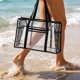 thumbnail image 4 of Bolso de Playa Transparente E Impermeable – Bolso Grande Tipo Gelatina con Cremallera, Bolsa de Piscina a Prueba de Arena para Mujer, Artículos Esenciales de Viaje para Vacaciones, Cruceros, Natación, 4 of 6