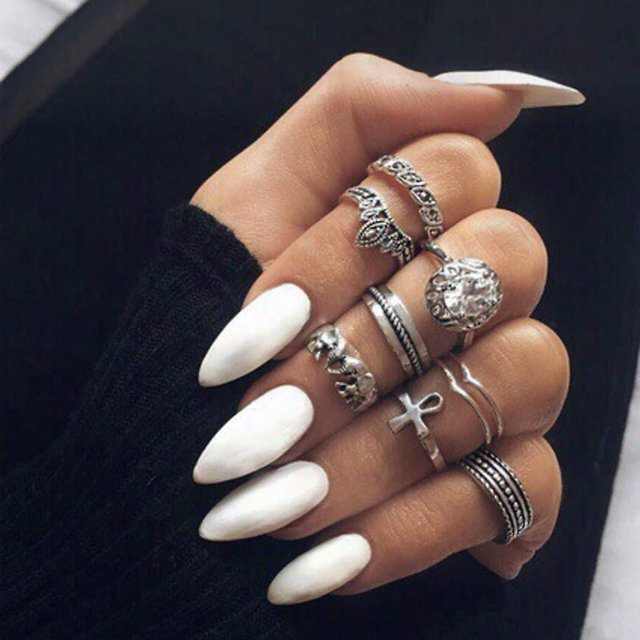 24pcs Uñas postizas Blanco brillante Stiletto Prensa en uñas Forma de almendra Uñas de escamas de longitud media pura para mujeres y niñas - Athena White,11 Feliz Sencillez