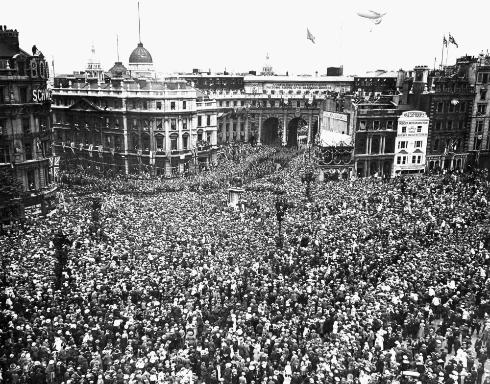 Trafalgar Square 1919. Npart Of The Enormous Crowd At Trafalgar Square ...