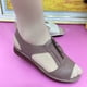 thumbnail image 2 of Sandalias de estilo veraniego para mujer, zapatos planos de cuero suave con suela suave, zapatos cómodos para mediana edad y ancianos, 2 of 5