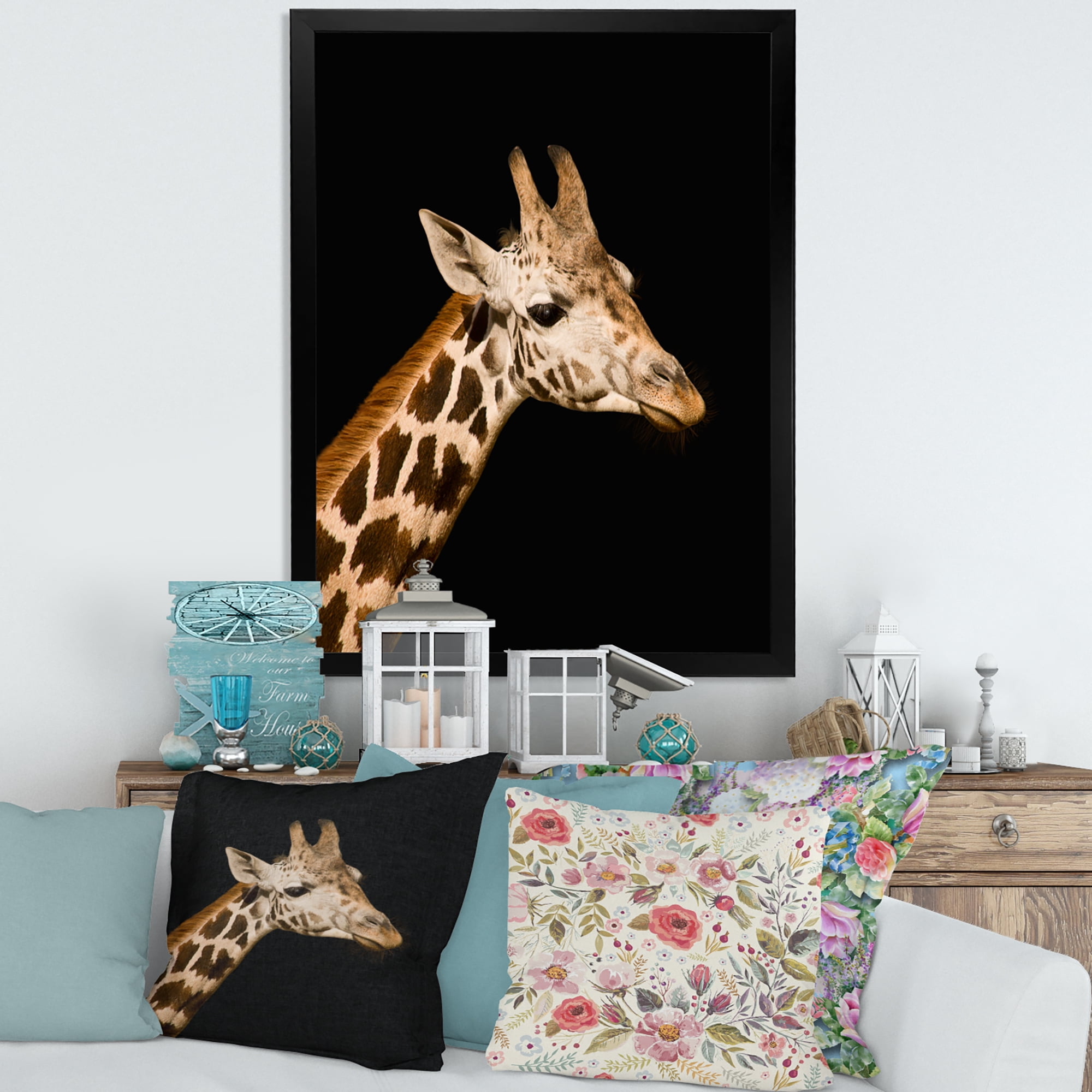 Designart 'Close Up Portrait Of A Giraffe On Black IV' Farmhouse Framed Art Print