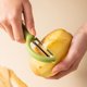 thumbnail image 4 of Peladores de patatas, verduras, manzanas para cocina, frutas, zanahorias, verduras, peladores de patatas, peladores de acero inoxidable, con mango ergonómico antideslizante y hoja afilada, b, 4 of 5