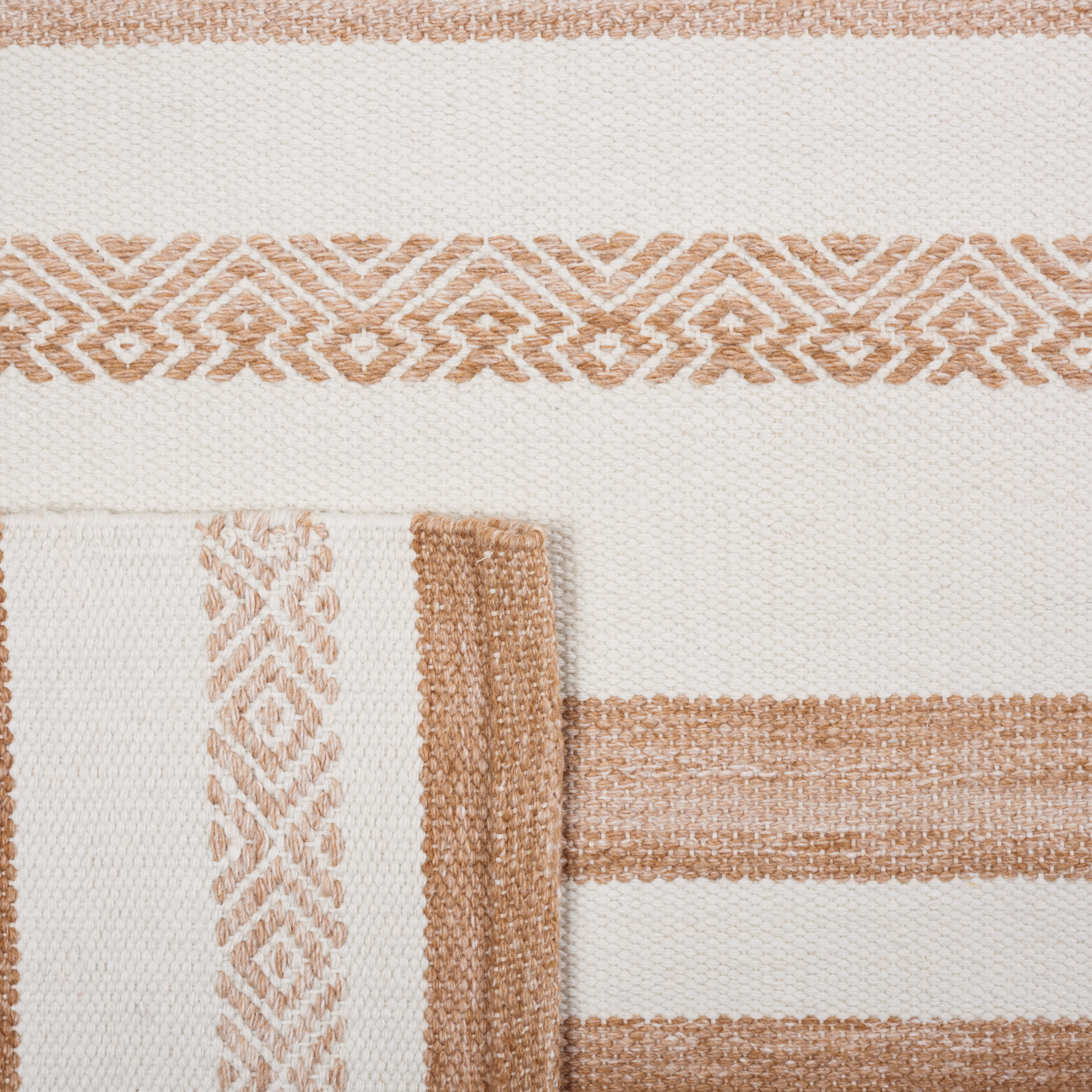 SAFAVIEH Striped Kilim Linda Striped Polyester Area Rug, Beige/Ivory, 4' x 6'