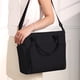 thumbnail image 1 of Fiudx Bolsa Térmica para Almuerzo, Reutilizable y Hermética, Práctica Correa para El Hombro, Amplio Espacio de Almacenamiento, Ideal para El Trabajo, La Escuela, Picnics y Viajes. Tamaño: 30 X 27 X 1, 1 of 6