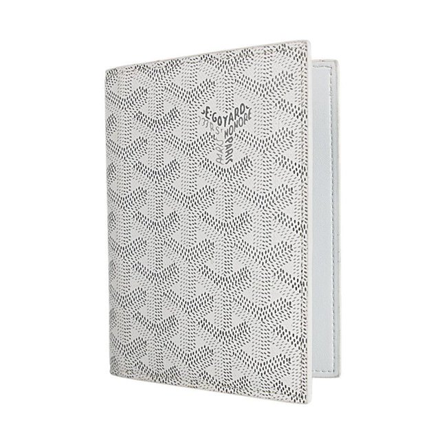 goyard cartera de cuero genuino soporte de pasaporte multifuncional la tarjeta de visita monedero de documentos blanco, vista 3/4 frontal de funda plegada con patrón geométrico repetido en la superficie, costuras visibles en el borde y interior claro con ranuras para pasaporte y tarjetas; también suele usarse como portadocumentos compacto para viajes.
