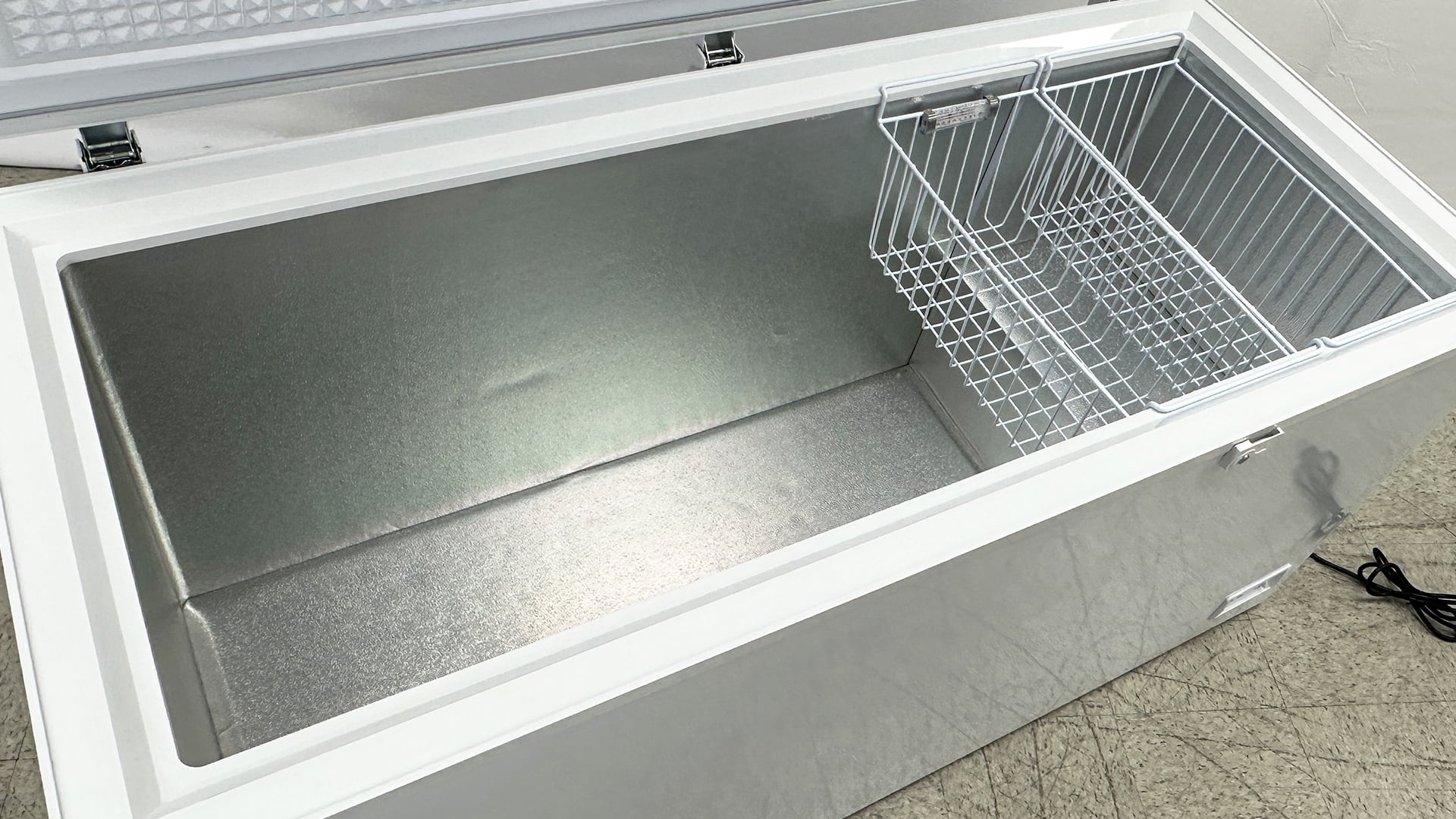65 in. Solid Door Top Chest Freezer 18 Cu.Ft Commercial Freezer NSF White Single Door