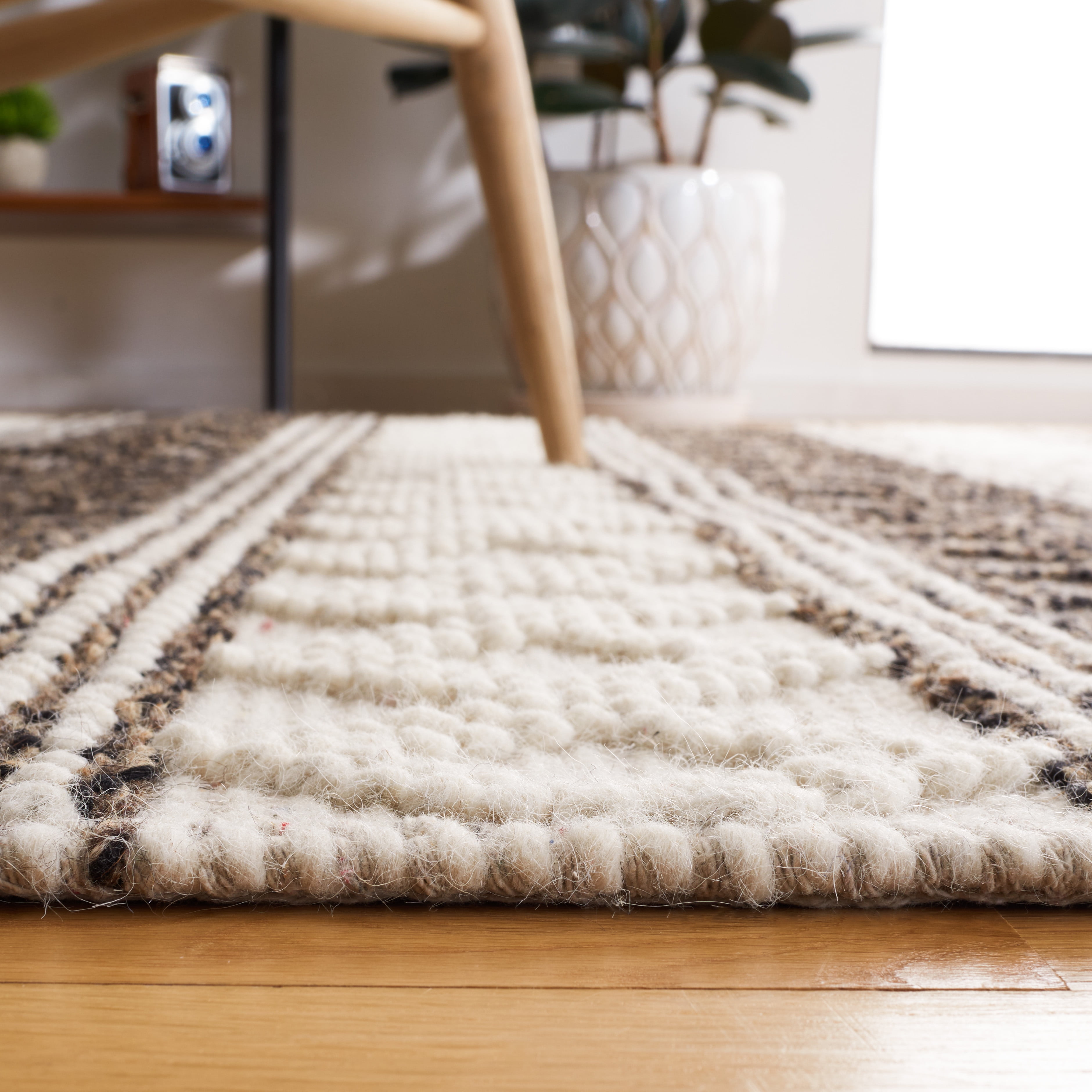 SAFAVIEH Natura Nurten Southwestern Area Rug, Ivory/Black, 3' x 5'