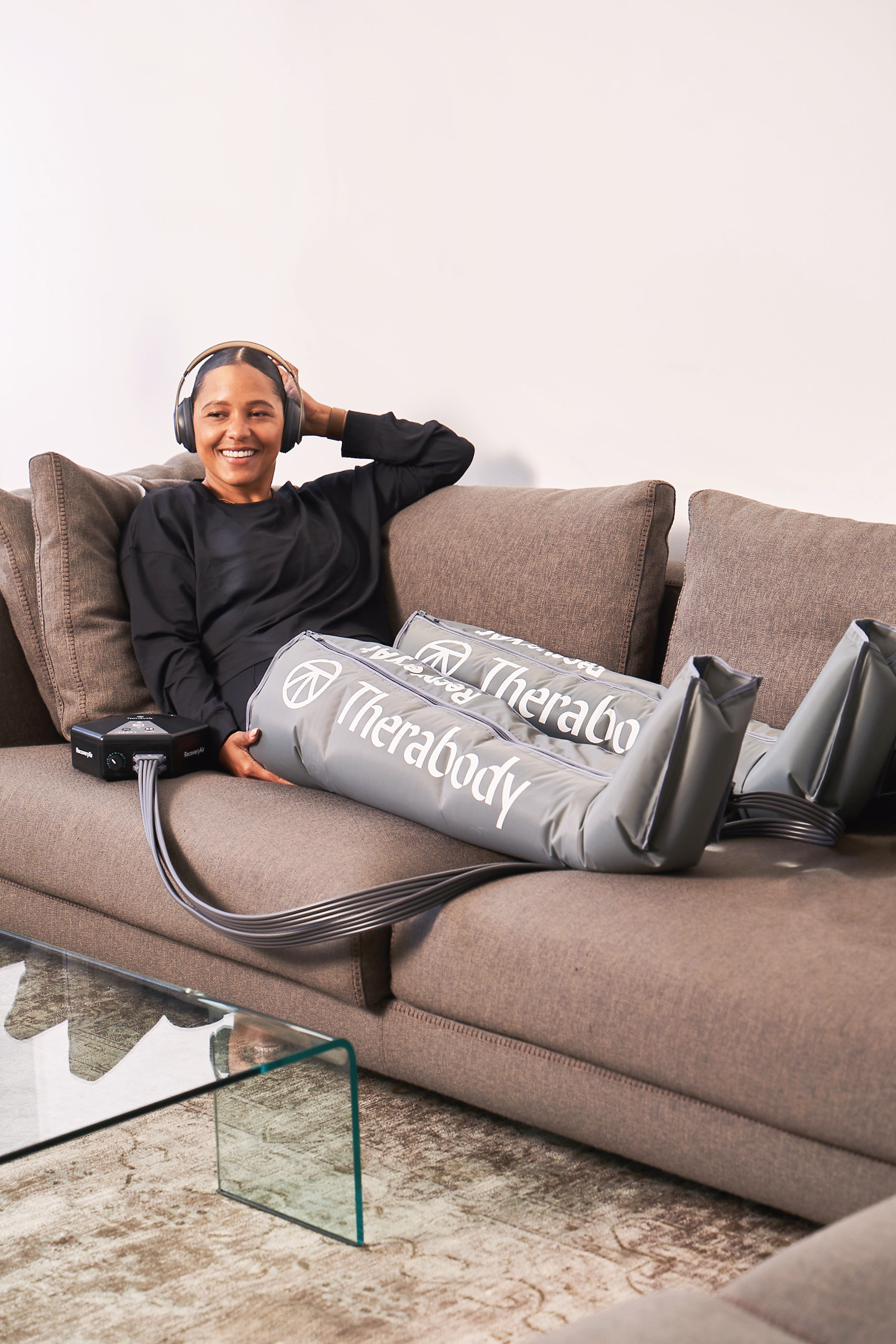 Theragun Therabody RecoveryAir Compression System, Medium - image 9 of 10
