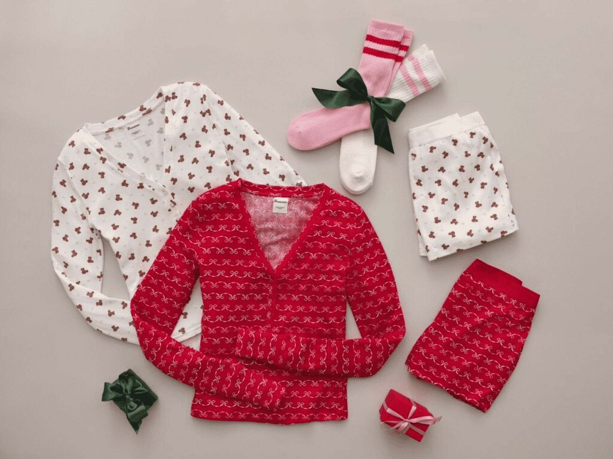 No Boundaries Giftable Henley Sleep Top and Shorts with Socks Set, 3-Piece, Women's XXS-3X