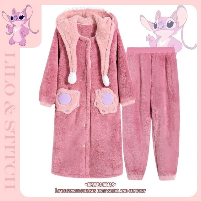 disney-pijama con capucha para mujer, conjunto de felpa cálida con diseño de ángel Stitch y estilo Y2K; vista frontal centrada de abrigo largo y pantalón hasta el tobillo en coral rosa, capucha forrada tipo borrego, cierre con botones delanteros, bolsillos frontales con apliques circulares y cordones con borlas, pantalón de cintura elástica y puños en tobillos, fondo de estudio; también suele usarse como conjunto cómodo para descansar en casa en invierno.