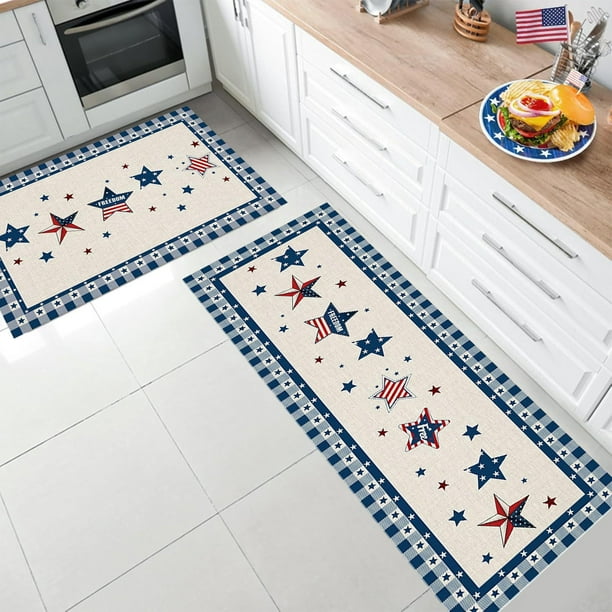 Juego de dos alfombras de cocina con temática del Día de la Independencia, con felpudos patrióticos antideslizantes con estampado de banderas rojas, blancas y azules para fregadero y cocina.