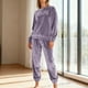 thumbnail image 1 of Conjunto de pijama de terciopelo grueso y cálido para mujer, con cuello redondo, estampado y pantalones de poliéster para invierno., 1 of 5