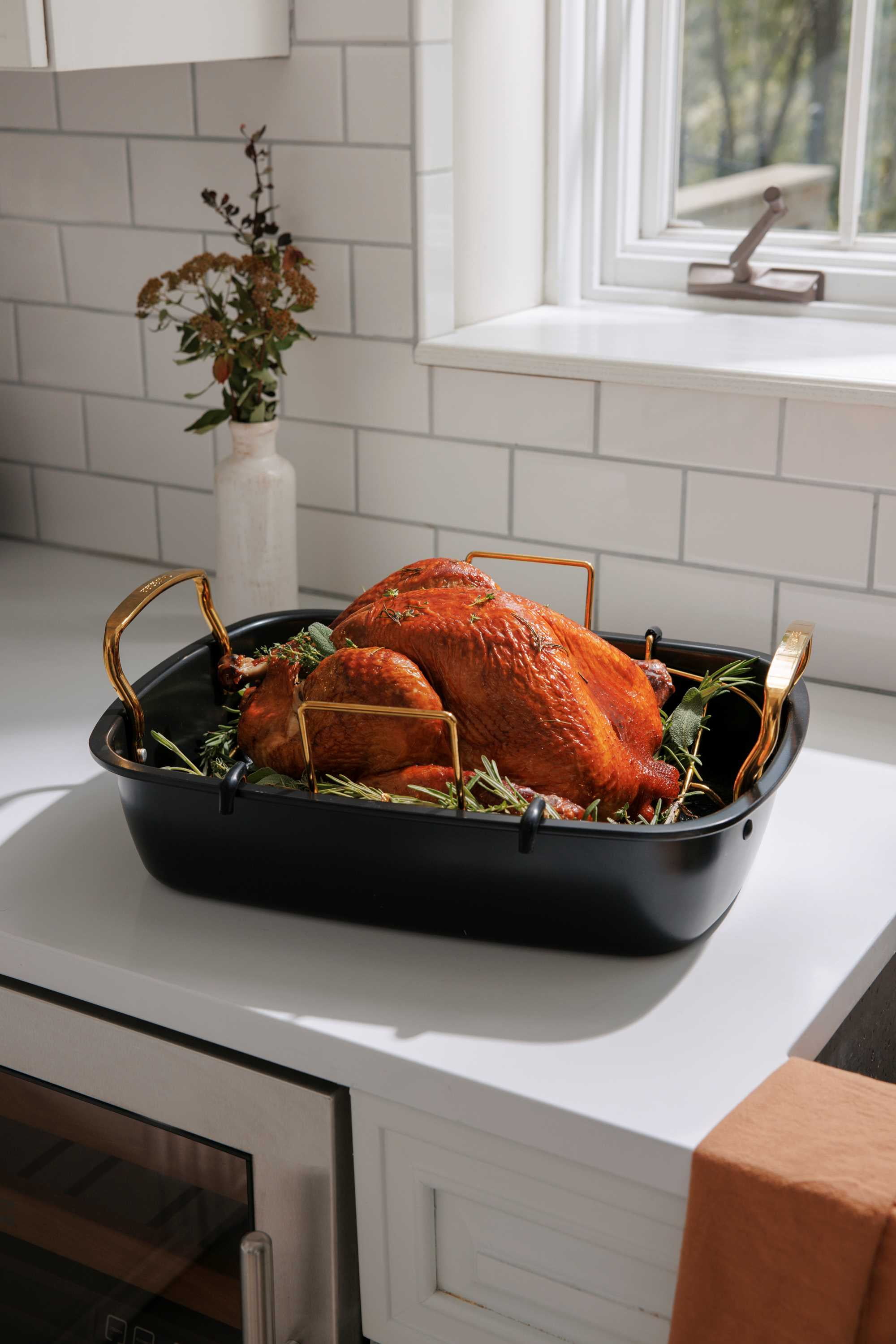 Thyme & Table 2-Piece Roaster with Rack, Black