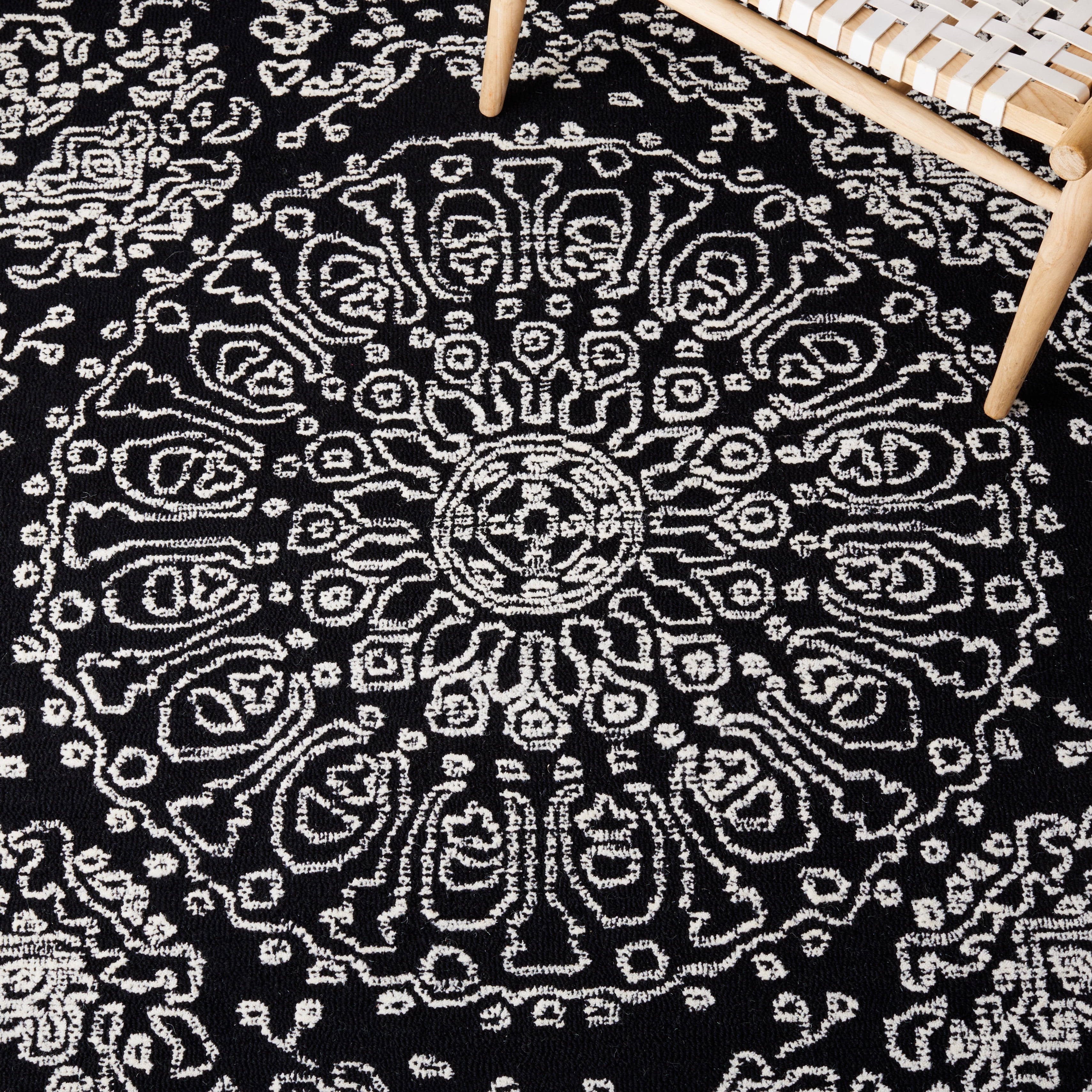 SAFAVIEH Metro Alaois Medallion Area Rug, Black/Ivory, 6' x 6' Square