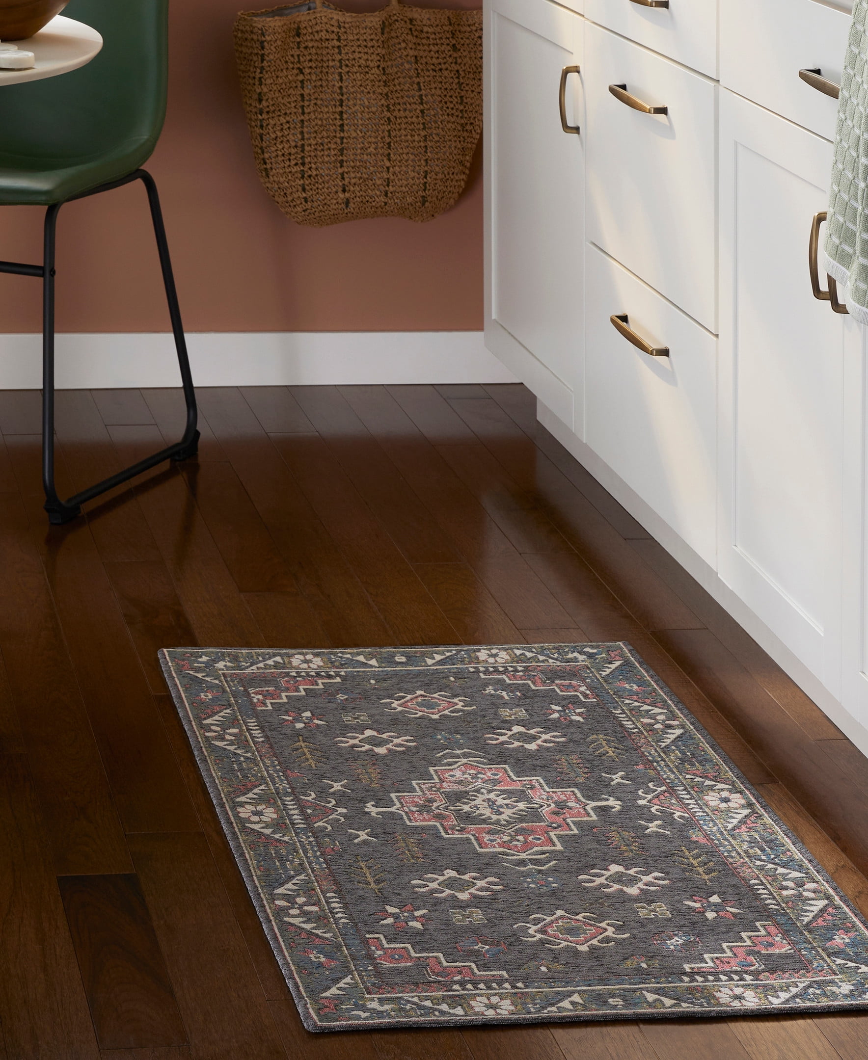 TOWN & COUNTRY LUXE Livie Forever Vintage Everwash® Washable Multi-Use Decorative Rug, Kitchen Rug, Low-Profile Door Mat, Bedroom Rug and Dorm Room Rug with Non-Slip Backing, Grey/Rose Pink, 24"x40"