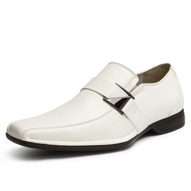 bruno marc hombres oxfords moda zapatos de punta cuadrada slip on mocasines zapatos de vestir giorgio-3 Zapato blanco de piel sintética en vista 3/4, punta cuadrada, correa decorativa con adorno metálico en el empeine, forro interior beige y plantilla acolchada, suela negra flexible y antideslizante con tacón aproximado de 1 pulgada; a menudo usado en eventos formales y también adecuado para uso casual.
