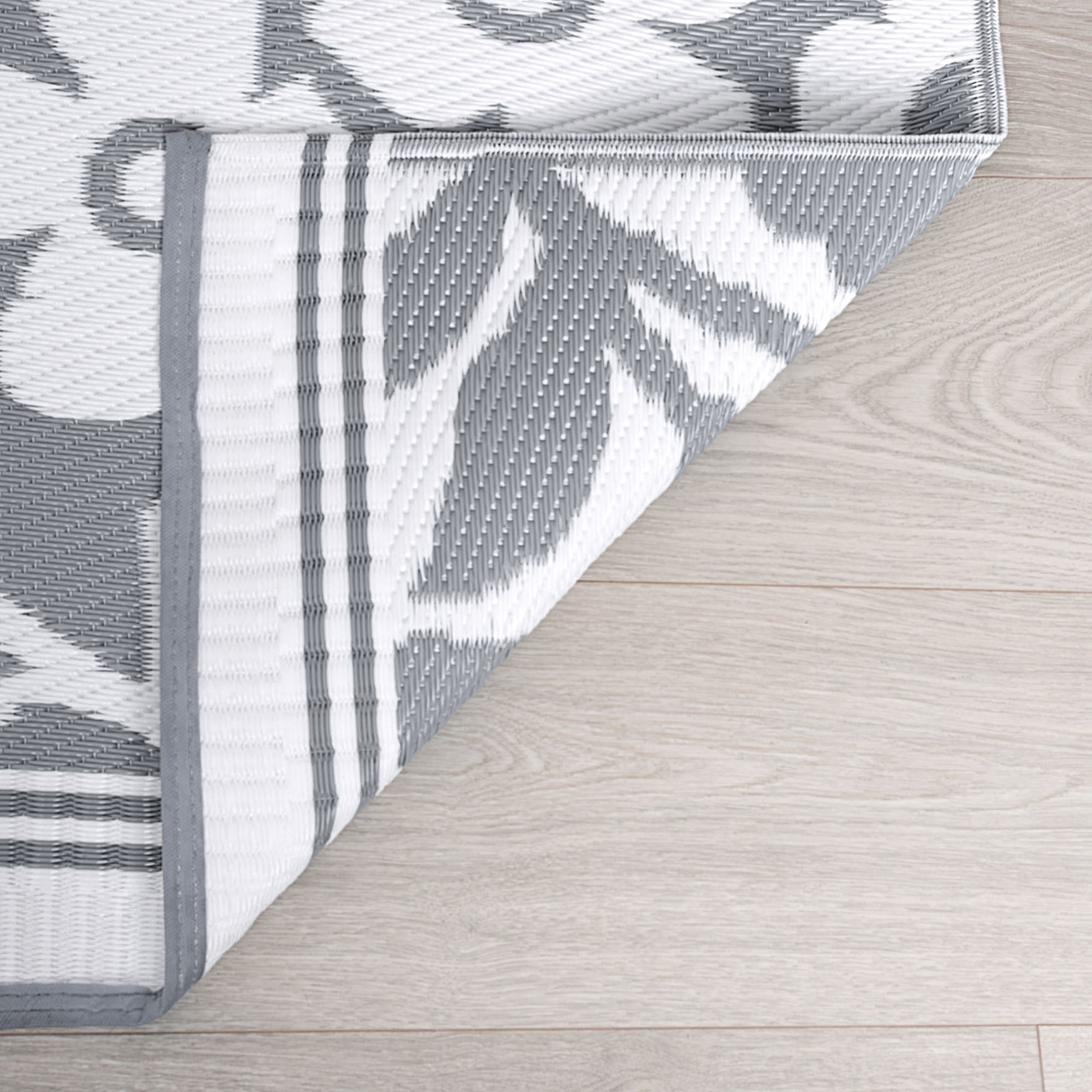 5x7 Reversible Gray and White Polypropylene Outdoor Floral Area Rug