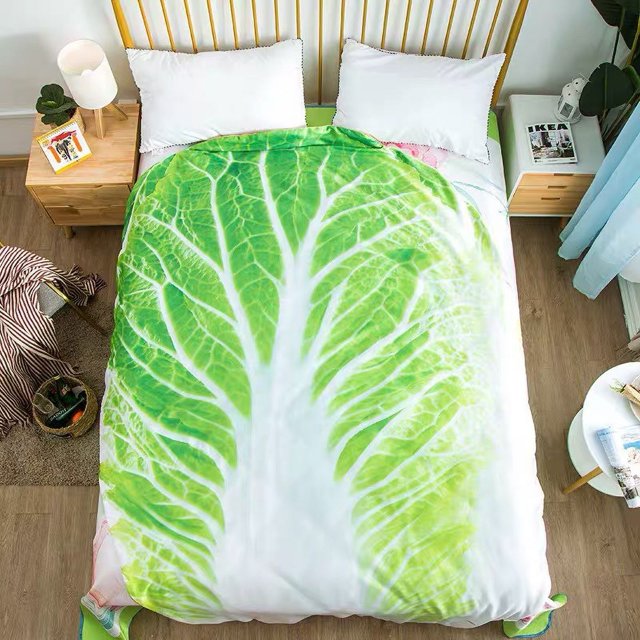 manta de lechuga de comida, manta de franela ligera, suave y acogedora — vista cenital de cama con manta impresa tipo hoja de lechuga en verdes y nervaduras blancas, 135 x 170 cm; franela microfibra de tacto suave y esponjoso, ligera, lista para usar en cama o sofá en interiores.