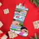 thumbnail image 4 of La Pequeña Lola visita la ciudad Tema: Calcetines de Navidad, fino lino blanco para colgar en escaleras y chimenea, decoración navideña para el hogar, regalo de Navidad. 45cm × 32cm, 4 of 5