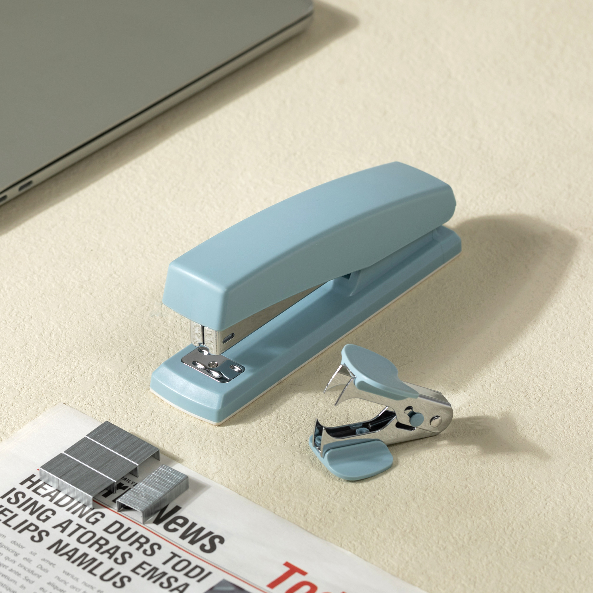 Deli Desktop Stapler, 20-Sheet Capacity, Blue photo 3