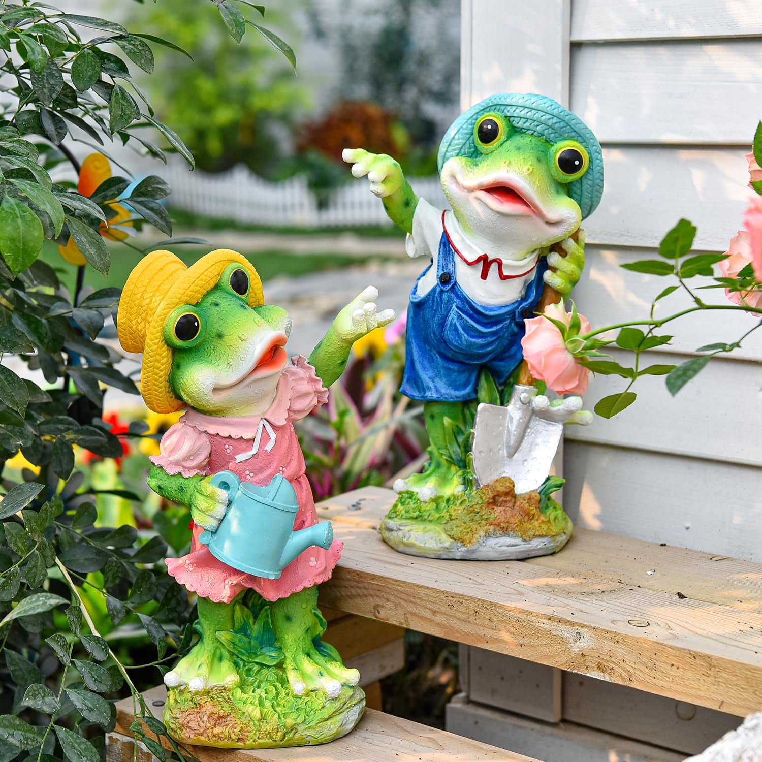 Sungmor Frog Garden Statue Outdoor Decor, Resin Hard-Working Frog Holding Watering Can Figurine, Funny Frog Couple Statues for Yard Porch Lawn Decoration, Home Office Frog Ornaments