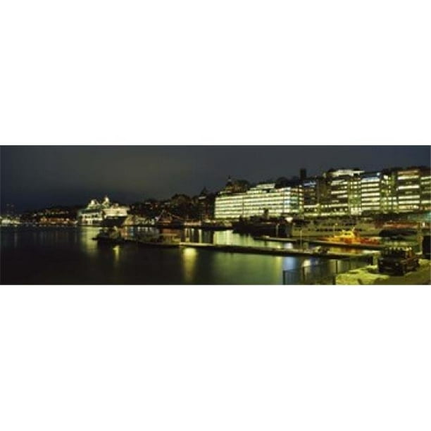 Immeubles dans une Ville Éclairée la Nuit Sodermm Slussplan Stockholm Suédois Affiche Impression par - 36 x 12