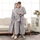 thumbnail image 2 of Camisón de pareja de terciopelo de visón de gran tamaño alargado y grueso de otoño e invierno, bata de baño de franela de color con costuras para hombres y mujeres, 2 of 5